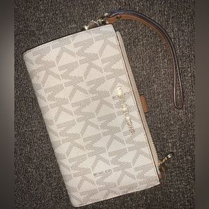 MK Wristlet w/ Phone 📱 Holder
